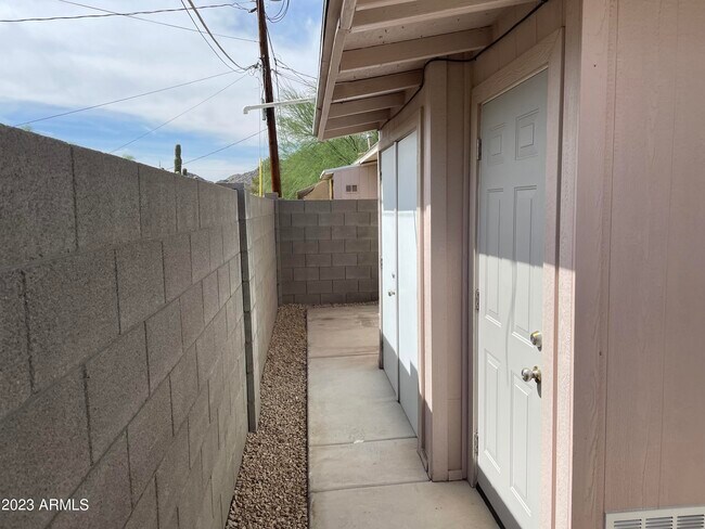 Building Photo - 1349 E Sahuaro Dr