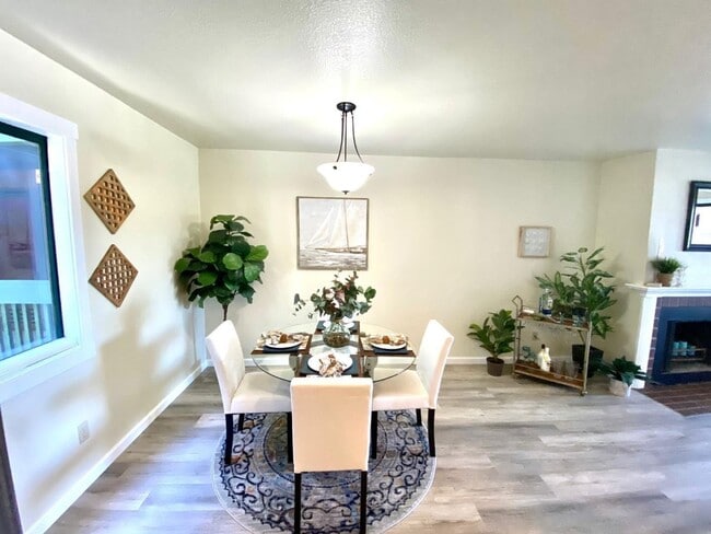 Building Photo - Prime Central Location / Available NOW!!!