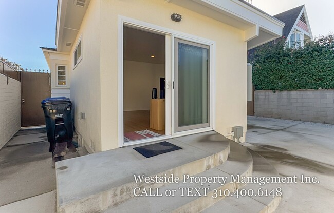 Building Photo - Charming Westside 2+2 Highly  Desirable Ma...