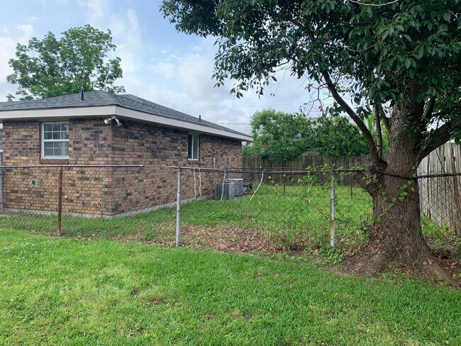 Building Photo - 510 Chalmette Ave