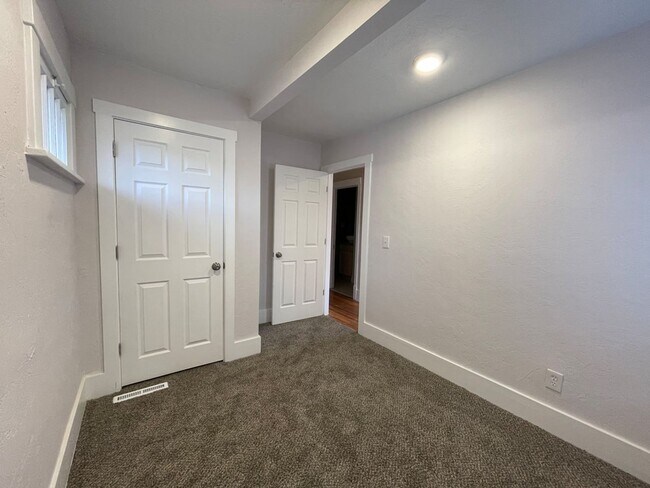 Building Photo - 6 Bedroom/2.5 Bath Home in North Fort Coll...