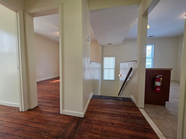 Building Photo - 1102 E 33rd St