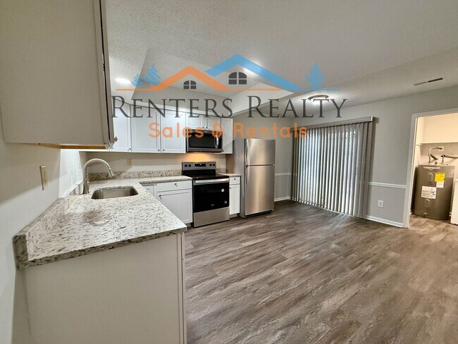 Building Photo - 2 Bedroom Condo with Private Patio