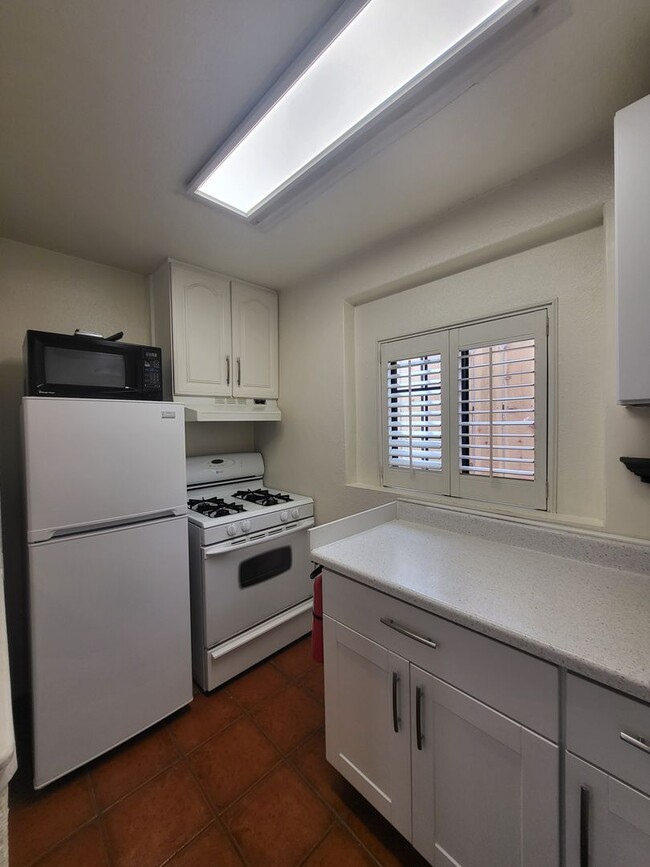 Building Photo - Quaint and Cozy 1x1 apartment in the histo...