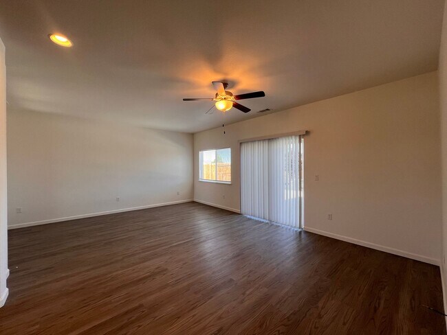 Building Photo - Silverland Estates 3 Bedroom 2 Bathroom Ho...