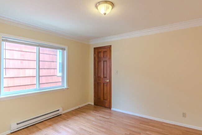 Building Photo - Spacious 1 bedroom Maple Leaf Bungalow w/AC!