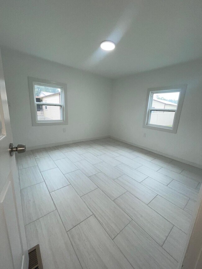 Building Photo - 5024 Marina Dr