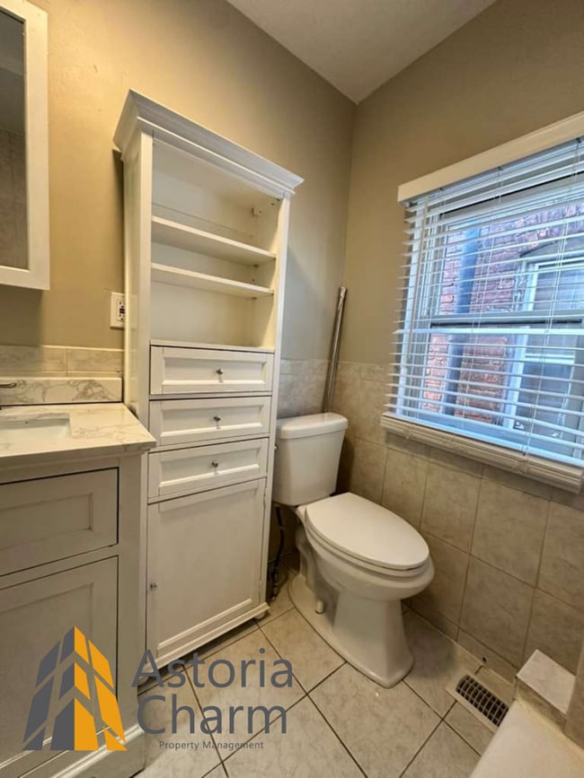 Building Photo - 3 Bedroom Rowhome with Deck and Updated Kitchen