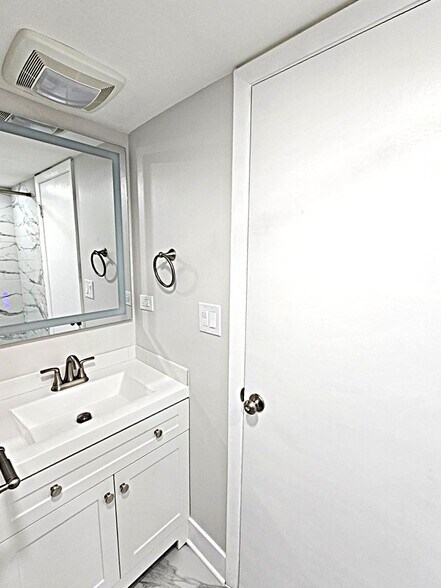 Building Photo - 568 Fairway View Dr