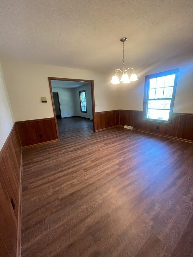 Building Photo - Charming Family Home in Desirable Johnson ...