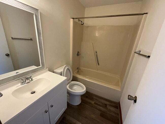 Building Photo - 2 Bedroom 2 Bath Townhouse