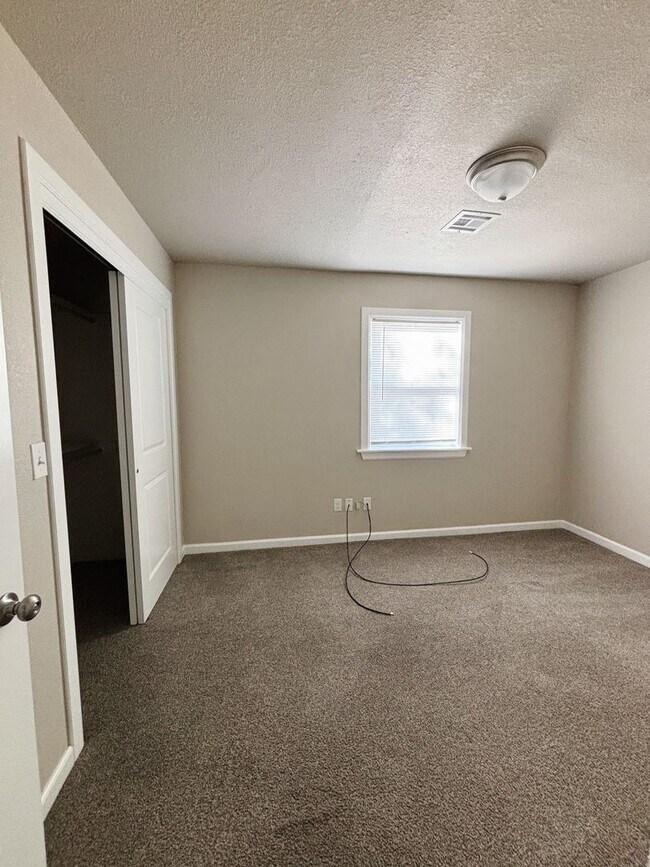 Building Photo - Large 4-bedroom, 2-bathroom home