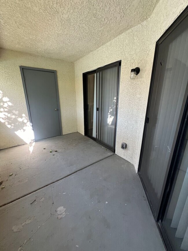 Building Photo - Newly Renovated Enclaves Condo!