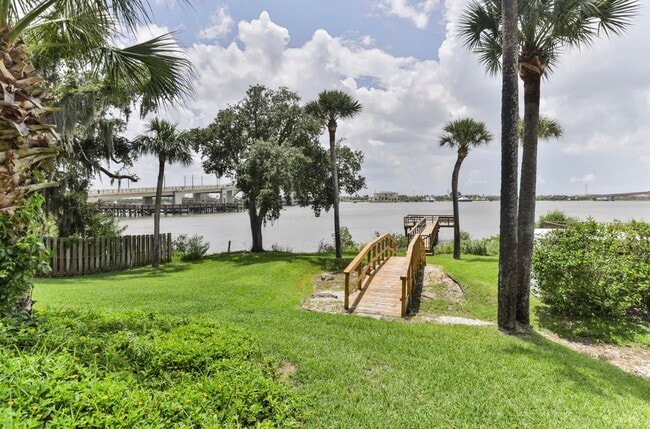 Building Photo - 944 Peninsula S Dr