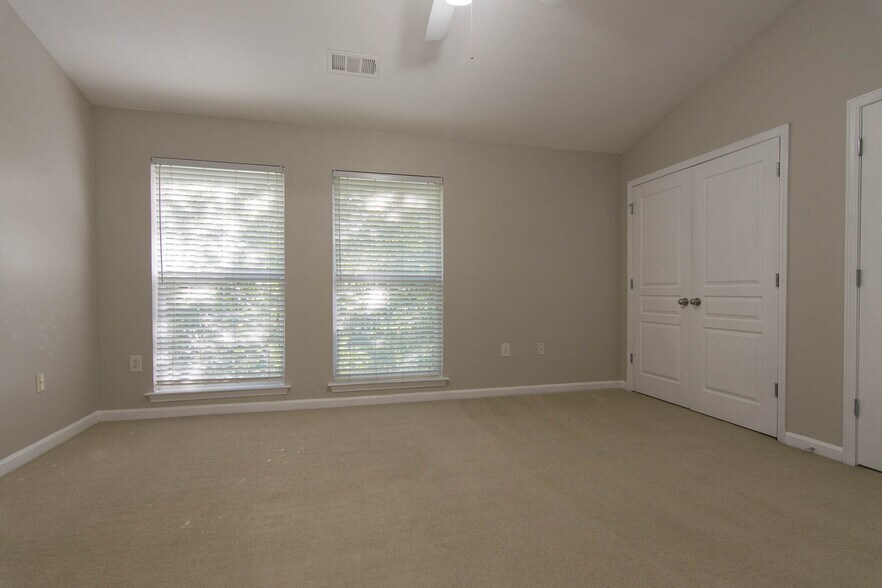 Building Photo - 490 Barnett Shoals Rd