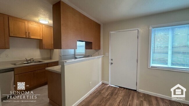 Building Photo - Charming 2BD/1.5BA Duplex