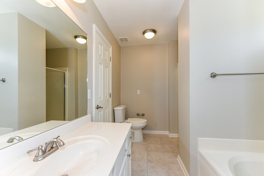 Building Photo - 900 Bluebird Ct