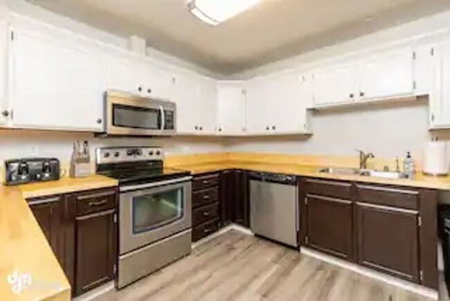 Building Photo - Fully Furnished 3 bed townhome!