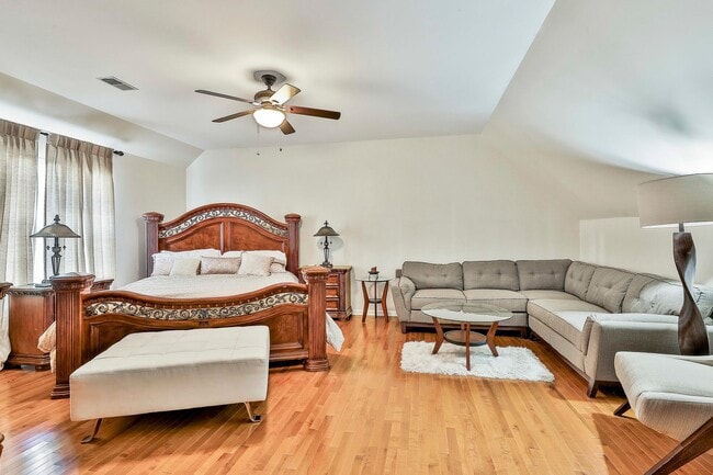 Building Photo - Fully Furnished 4 Bedroom with Internet Included!