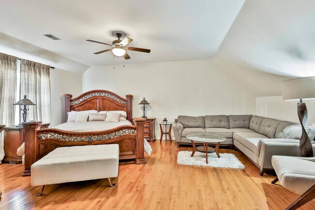 Building Photo - Furnished or Unfurnished 4 Bedroom with Internet Included!