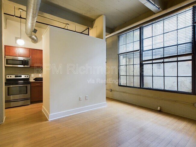 Building Photo - 815 Perry St