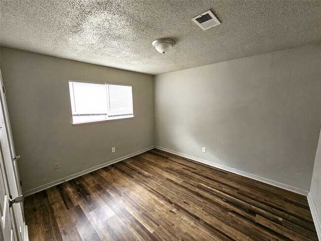 Building Photo - 2421 16th Ave N