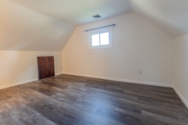 Building Photo - Spacious 2 Bedroom, 1 Bathroom (Full House - Rental)