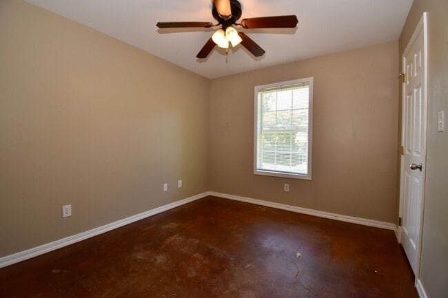 Building Photo - 3 Bedrooms, 3 Bathrooms, & Close to Campus...