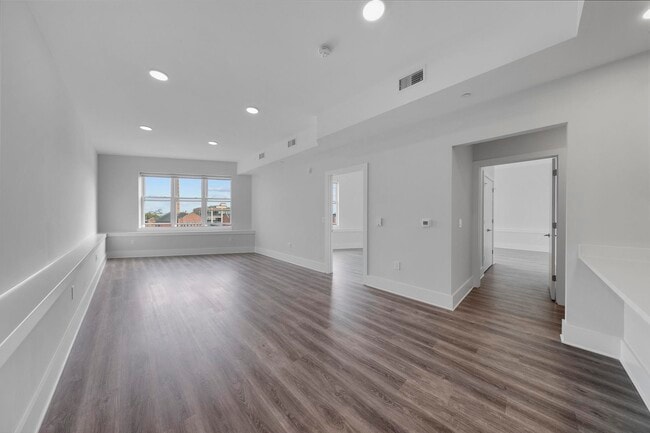 Building Photo - 660 Grand St