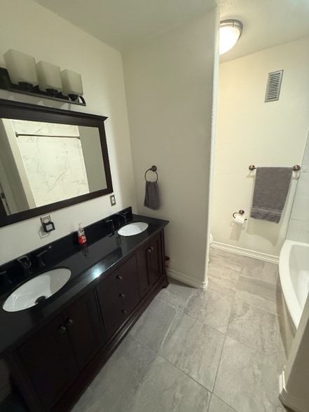 Building Photo - 5242 Oak Hollow Dr