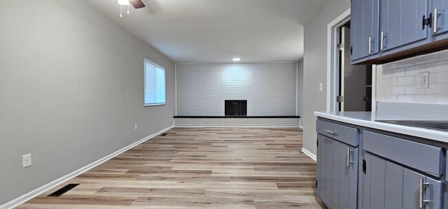 Building Photo - 3030-3032 Creekview Circle