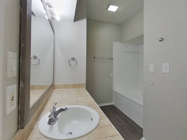 Building Photo - 535 Shady Brook Dr