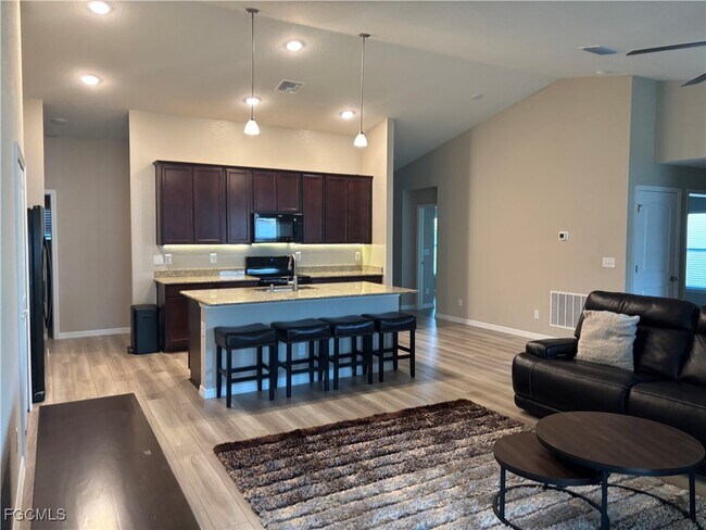 Building Photo - 1005 SW 36th St