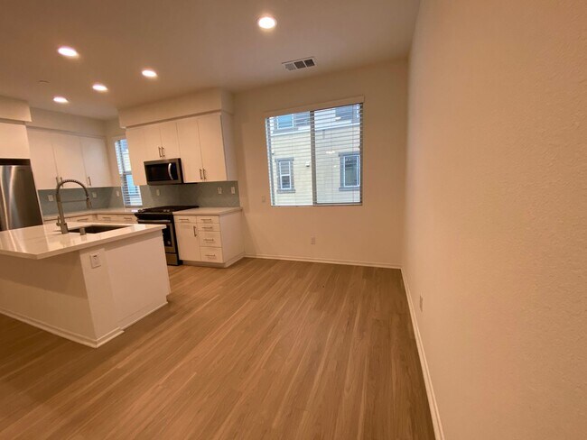 Building Photo - 3 bed, 3.5bath wihtin The Pacific Ridge Community in Oceanside