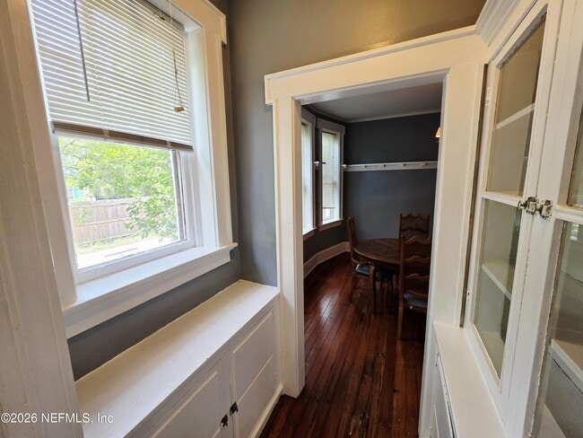 Building Photo - 146 W 6th St