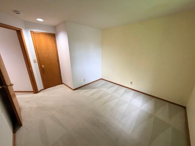 Building Photo - Wonderful 4 bedroom in desirable Hillsboro neighborhood.