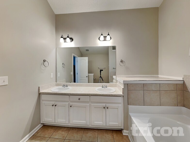 Building Photo - 147 Peachtree Glen Dr