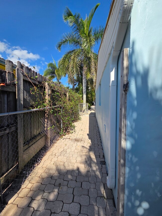 Building Photo - 1008 Macy St