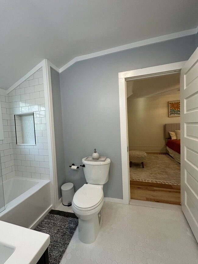 Building Photo - 3 bedroom, 2 bath, furnished Kingsport, TN