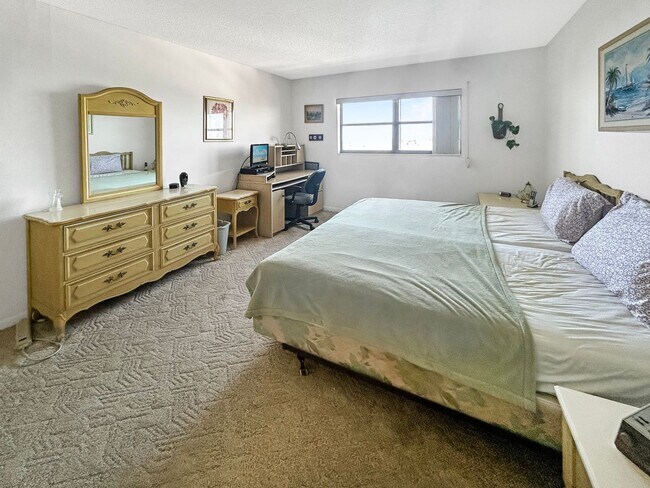 Building Photo - Waterfront Furnished 1 Bed, 1.5 Bath at Chateau Towers – 9th Floor with Balcony