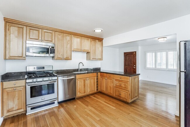 Building Photo - 432 33rd St