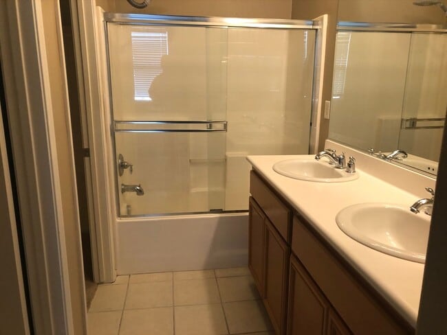 Building Photo - Comfort and convenience in this 2 bedroom 2 bathroom home