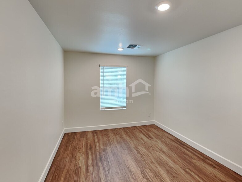 Building Photo - 638 W Hackamore Ave