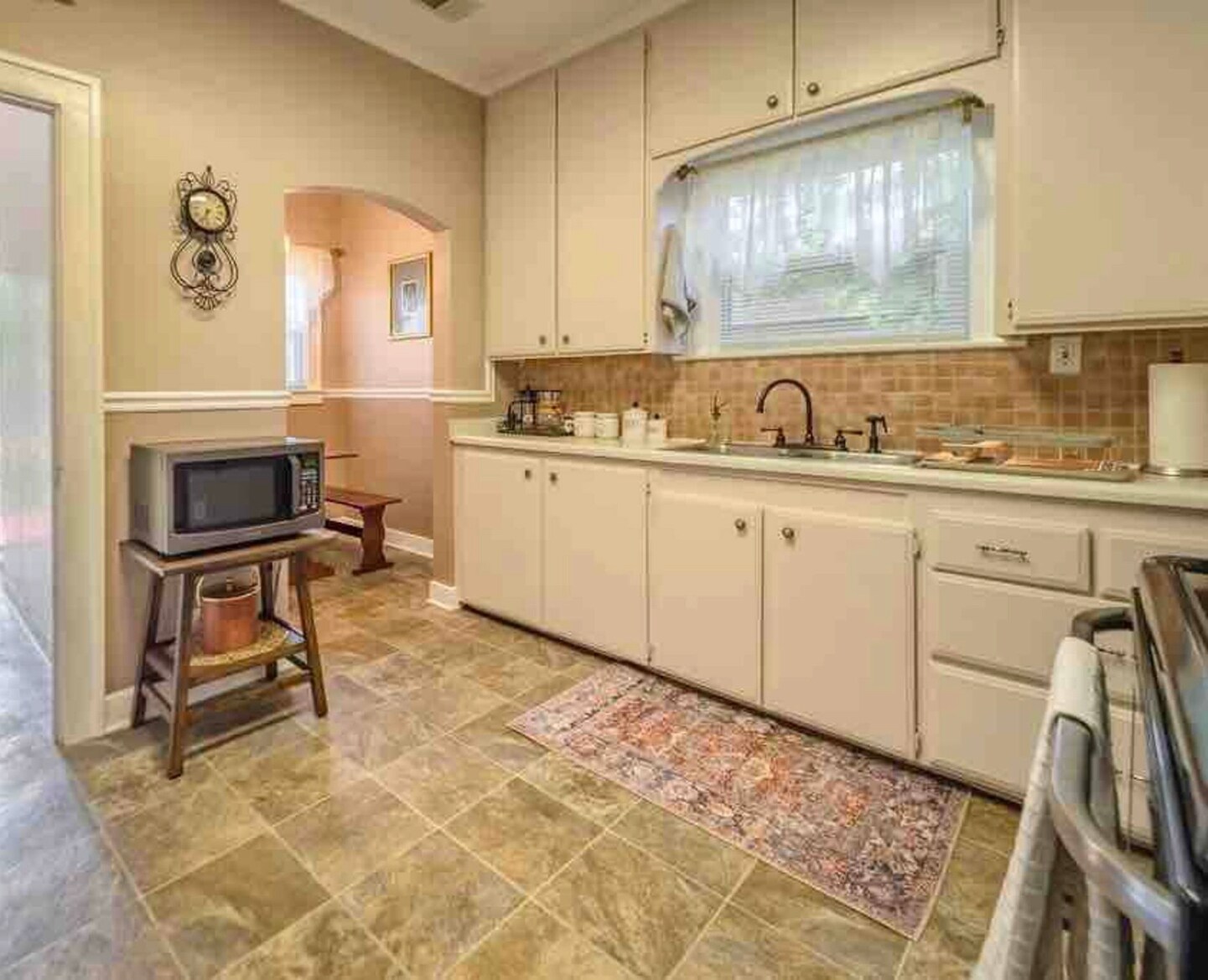 Kitchen and Dining - 925 Parkview Ave