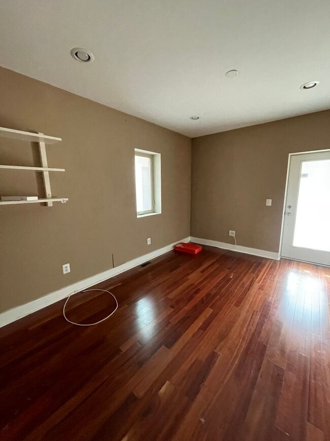 Building Photo - Modern  Bi-Level 1st Fl. 2 Bed, 2 Bath Nor...