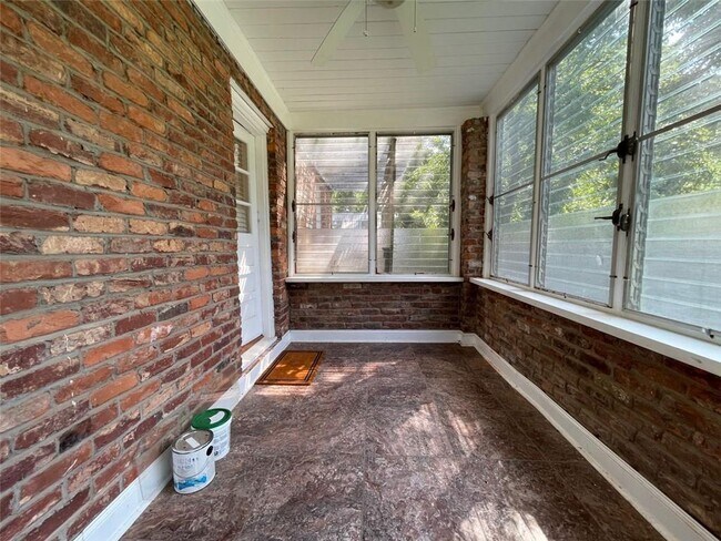 Building Photo - 726 Pasley Ave SE