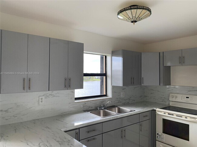 Building Photo - 6894 NW 173rd Dr