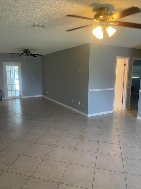 Building Photo - 371 SW Lakehurst Dr