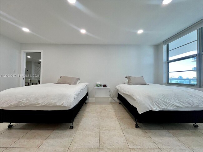 Building Photo - 9511 Collins Ave