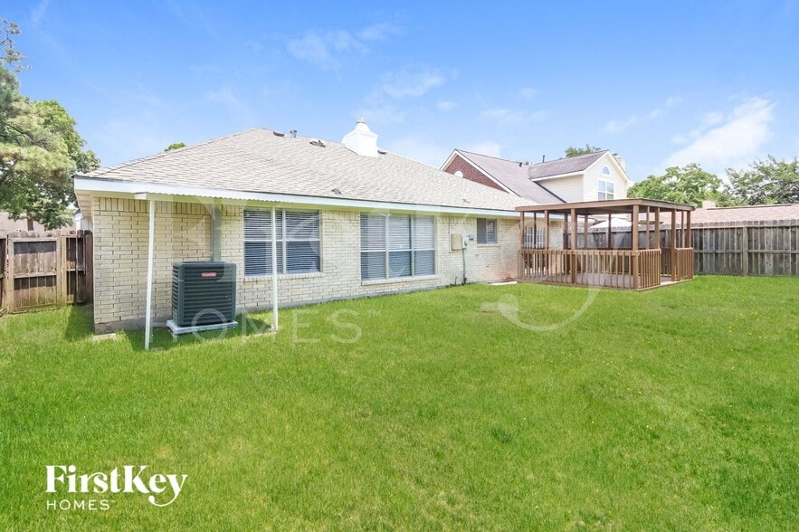 Building Photo - 10846 E Linwood Dr